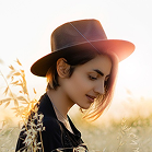 image d'une cliente brune souriante