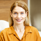 Image d'une cliente blonde souriante
